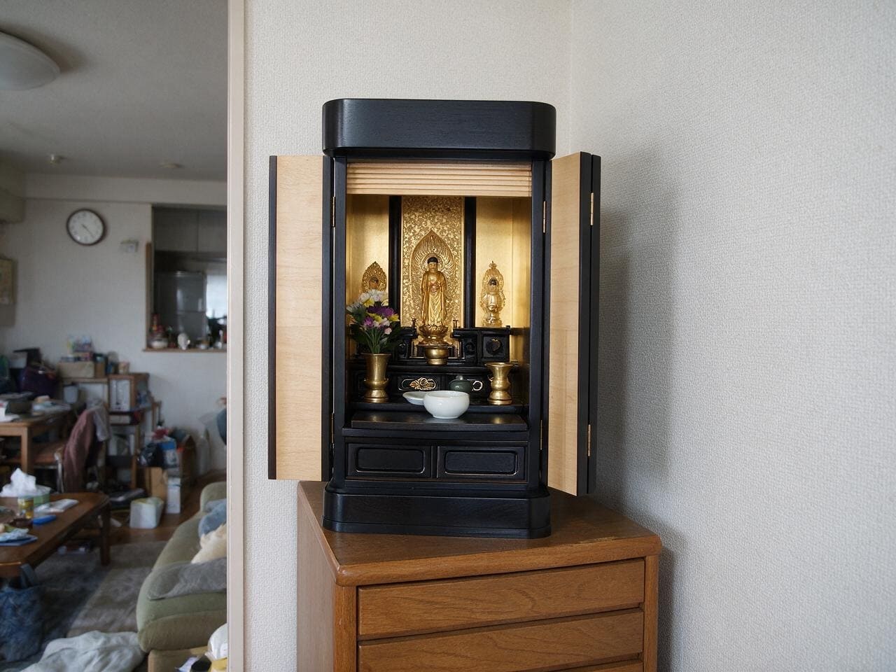 家具の上に安置された上置き仏壇(施工前)