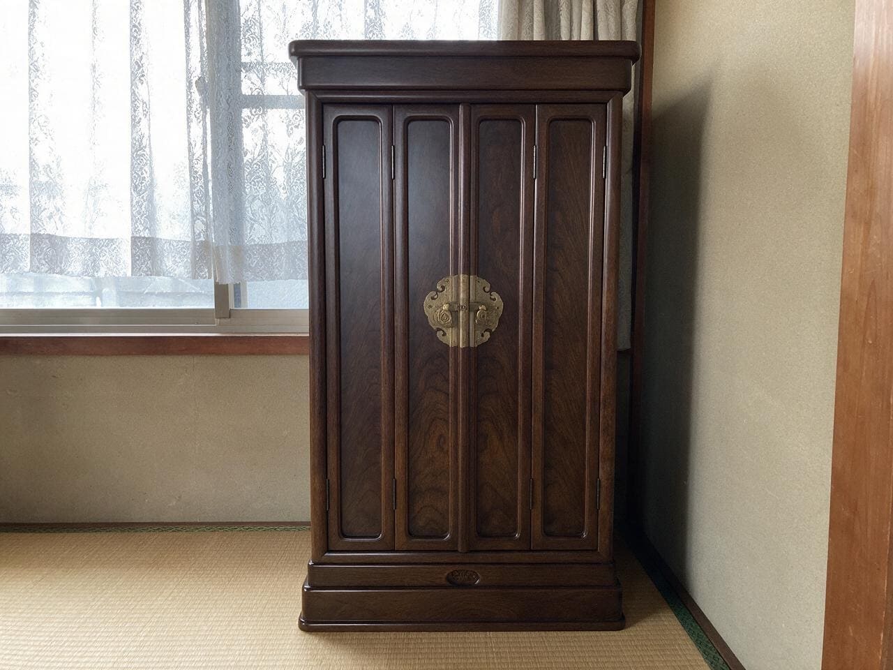 和室に安置された唐木仏壇(施工前)