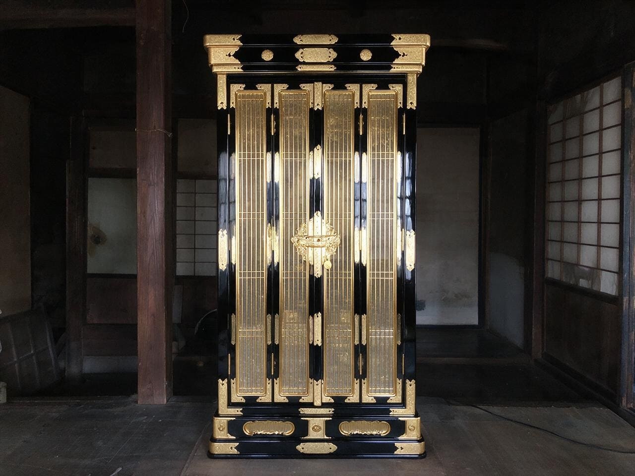 大型の金仏壇と遺品が残る部屋(施工前)