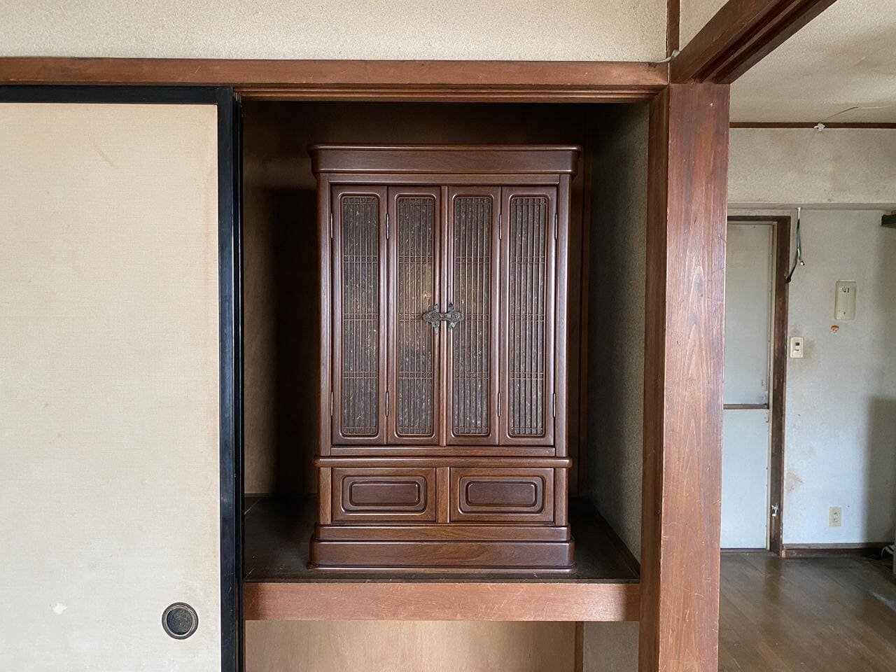 床の間の横に安置されたお仏壇(施工前)