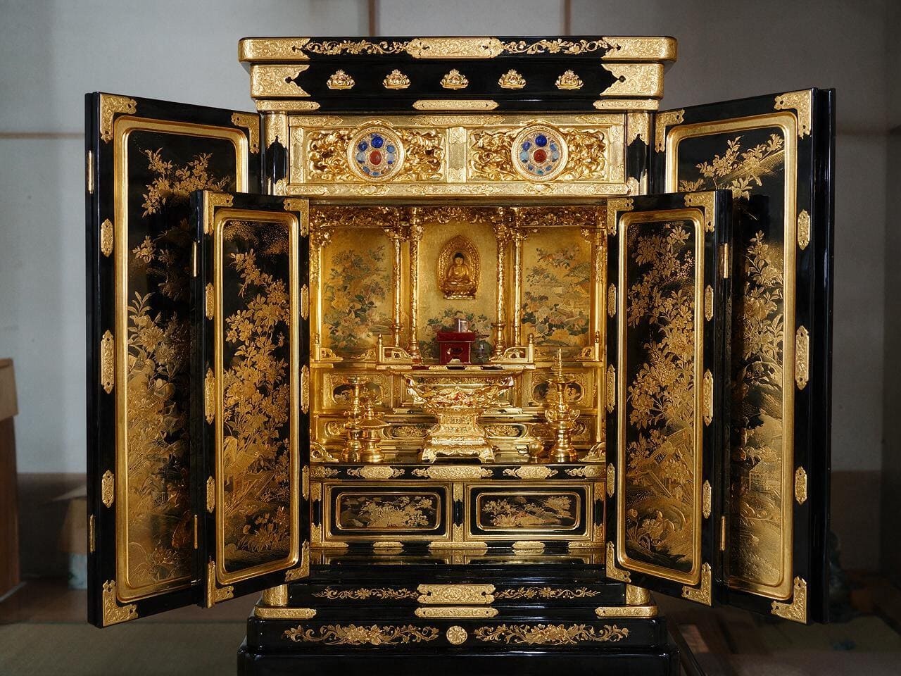 金箔と蒔絵が施された豪華な金仏壇